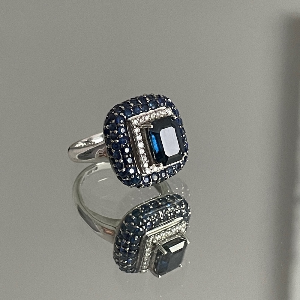 Sapphire and diamonds pavé ring set in 14K
